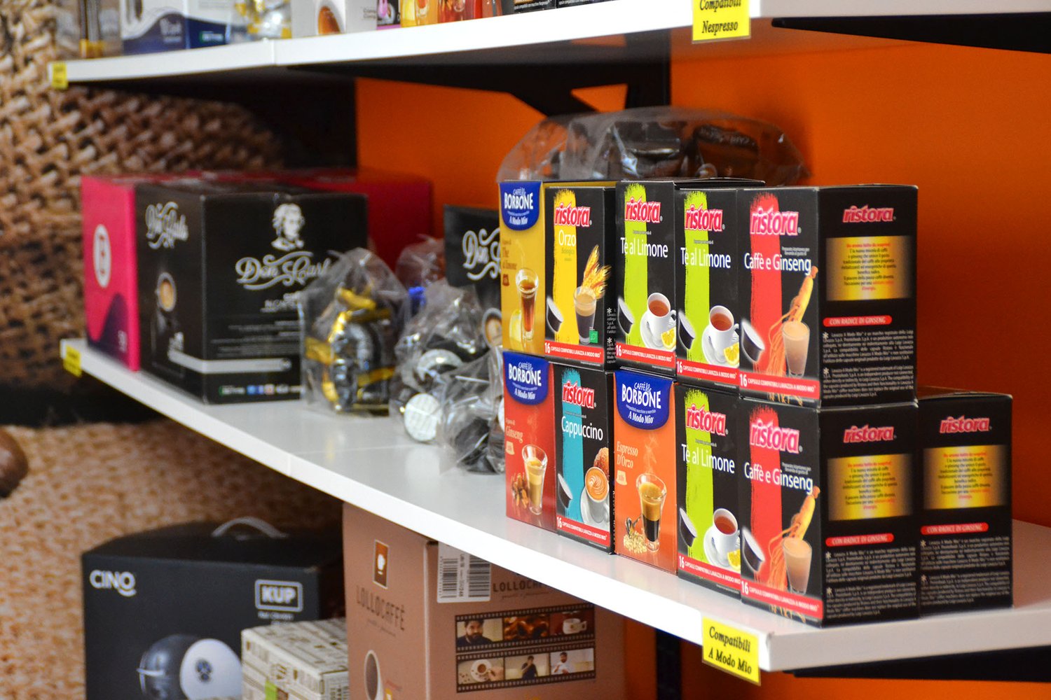 Scaffale con capsule compatibili per macchine da caffè a Lecce