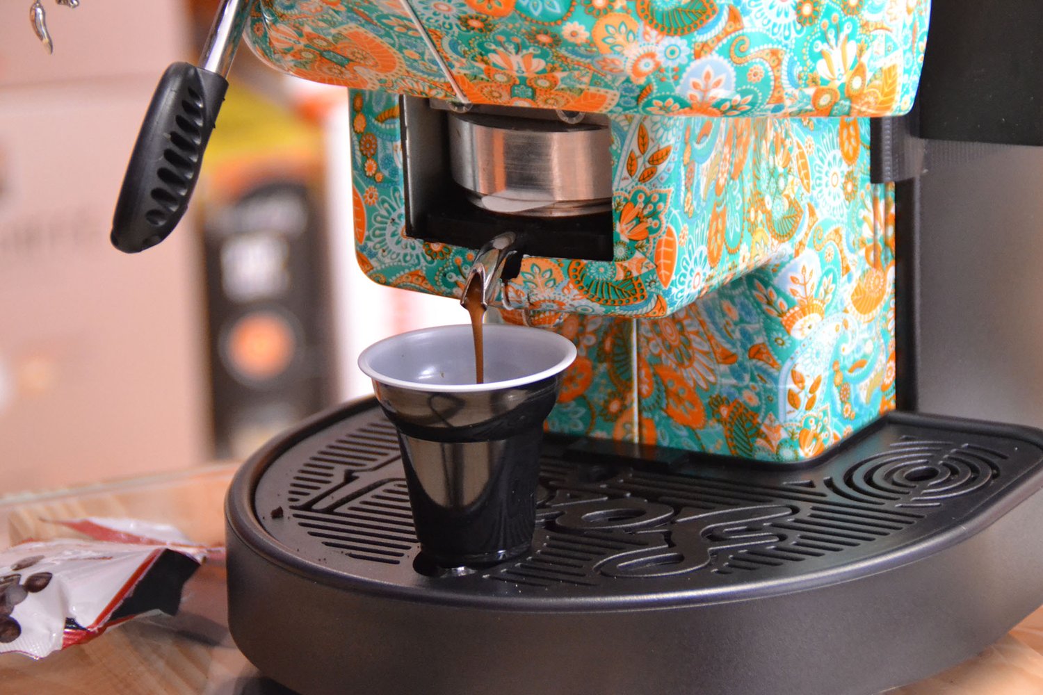 Macchina da caffè a cialde in comodato d'uso che eroga un espresso